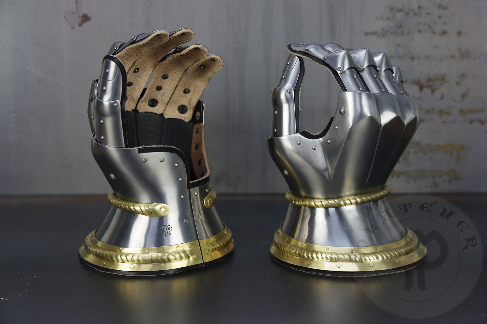 Hourglass gauntlets forged without welding from medium carbon steel, heat hardened and tempered up to 42 HRC. Fingers in articulated construction inspired by finds from Sweden. Brass decoration with roping motive./Rkawice klepsydrowe wykonane bez spawania ze stali redniowglowej, hartowane i odpusczane do 42 HRC. Palce w konstrukcji segmentowej wzorowane na znaleziskach ze Szwecji. Mosine dekoracje z motywem linowym.